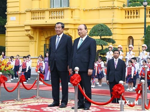越南政府总理阮春福同柬埔寨首相洪森举行会谈