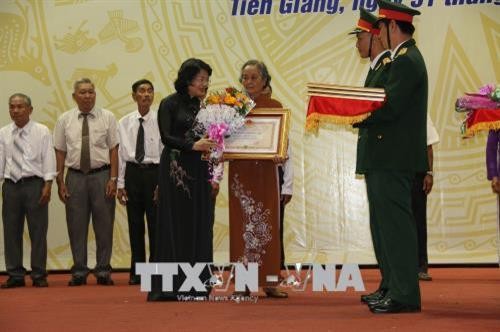 越南国家副主席邓氏玉盛出席前江省烈士家属独立勋章授勋仪式