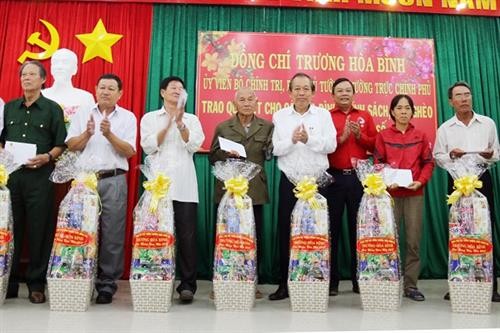 政府常务副总理张和平走访慰问宁顺省越南英雄母亲、优抚家庭和贫困户