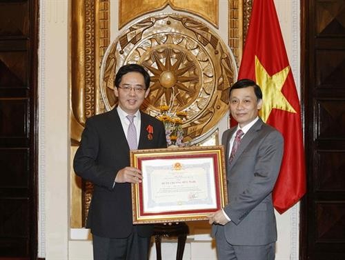 越南向中国驻越大使洪小勇授予友谊勋章