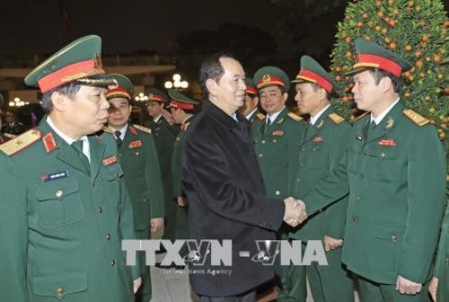 越南国家主席陈大光向春节在岗值班人员拜年
