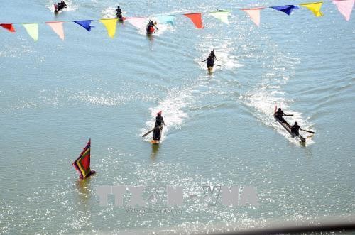 Kon Tum tổ chức Giải đua thuyền độc mộc truyền thống Xuân Mậu Tuất 2018
