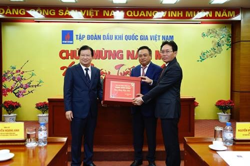 政府副总理郑廷勇向越南国家油气集团干部职工拜年