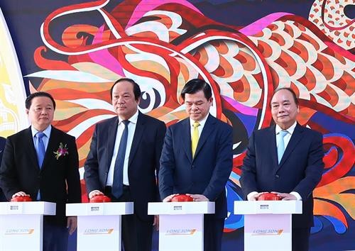 阮春福总理出席越南颇具规模的南部石油化工综合体项目开工仪式