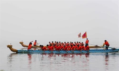 Hồ Tây rộn ràng lễ hội bơi chải thuyền rồng