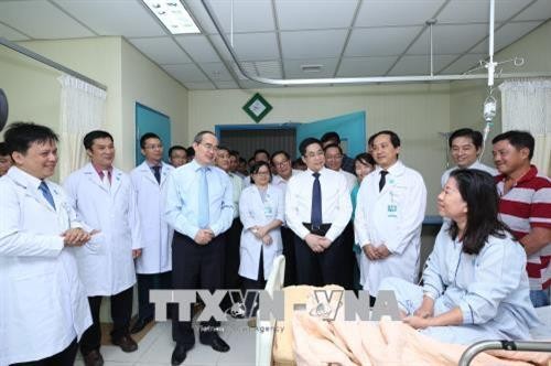 Lãnh đạo Thành phố Hồ Chí Minh thăm các y bác sỹ, đơn vị y tế tiêu biểu