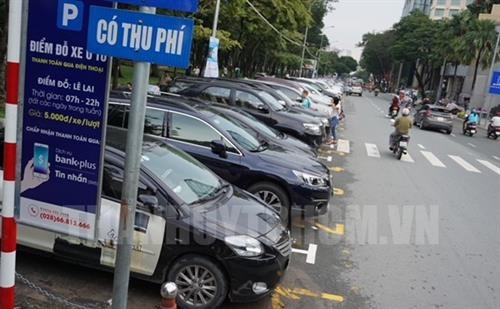 Thành phố Hồ Chí Minh đề xuất tăng thu phí xe ô tô tạm dừng đỗ trên lòng đường