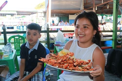 Sản vật biển tươi ngon hút du khách đến đảo Bình Ba (Khánh Hòa)