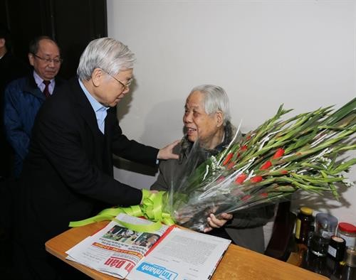阮富仲和陈大光登门拜访前越共中央总书记杜梅并向其祝寿