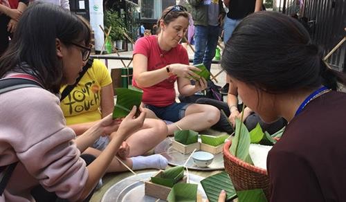 在越南的外国留学生欢乐体验越南传统春节活动