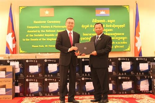 越南国会向柬埔寨参议院赠送工作设备