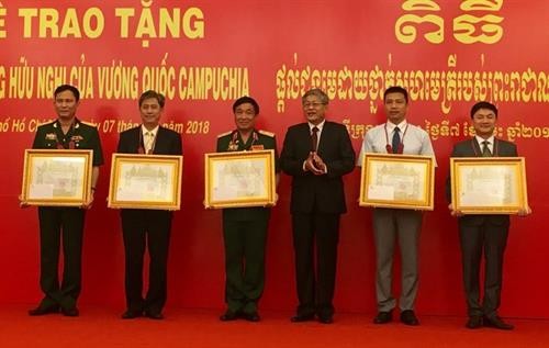 越南集体和个人荣获柬埔寨王国授予的友好合作勋章