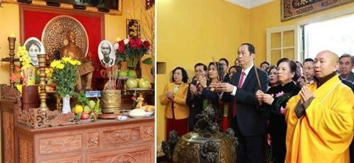 越南国家主席陈大光偕夫人向胡志明主席敬香