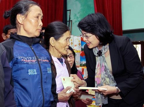 国家副主席邓氏玉盛春节前走访慰问太平省和南定省贫困群众
