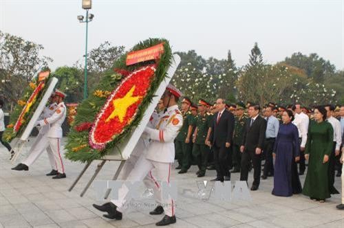 Lãnh đạo Thành phố Hồ Chí Minh dâng hương tưởng niệm các Anh hùng liệt sỹ
