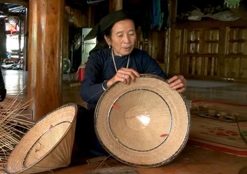 Bảo tồn nghề đan nón lá của đồng bào dân tộc Tày