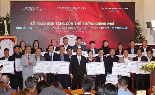 Thủ tướng Nguyễn Xuân Phúc trao kinh phí từ đấu giá quả bóng và áo thi đấu của đội tuyển U23 Việt Nam cho các huyện nghèo