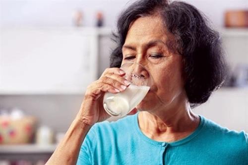 Người lớn khỏe mạnh có cần uống sữa?