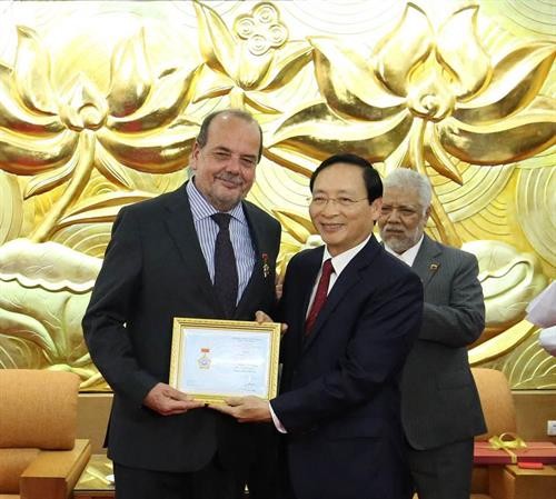 智利驻越南大使荣获“致力于各民族和平友谊”纪念章