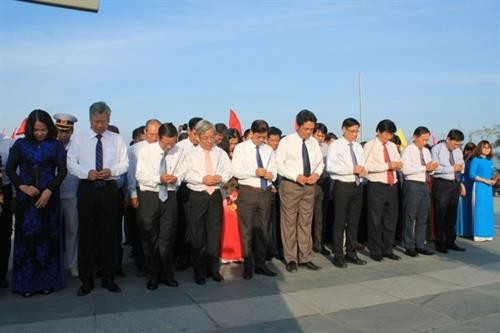 庆和省代表团向岛鬼鹿角礁64位英烈敬香