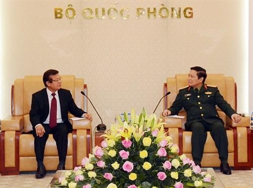越南国防部部长吴春历大将会见柬埔寨内政部国务秘书腾沙旺