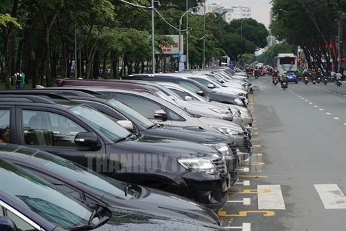 Thành phố Hồ Chí Minh áp dụng mức thu phí mới với ô tô đỗ tạm tại lòng lề đường từ 1/6