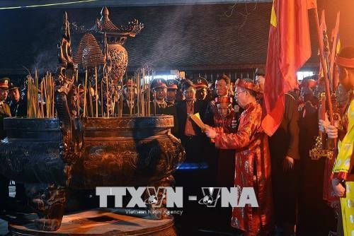 Hàng vạn người dự lễ Khai ấn đền Trần trong đêm