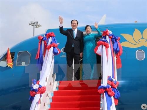 越南国家主席陈大光偕夫人离开河内前往印度进行访问