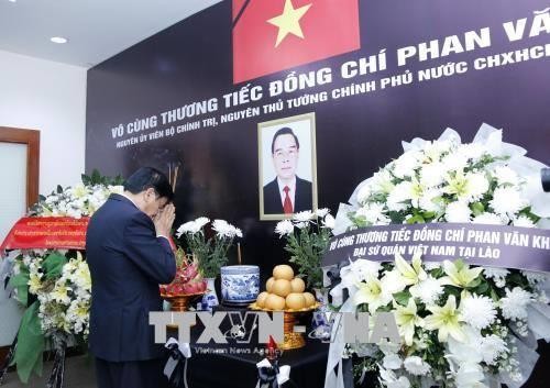 老挝党和国家领导前往越南驻老挝大使馆吊唁越南前政府总理潘文凯