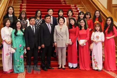 韩国总统文在寅夫人金正淑会见在韩越南留学生代表