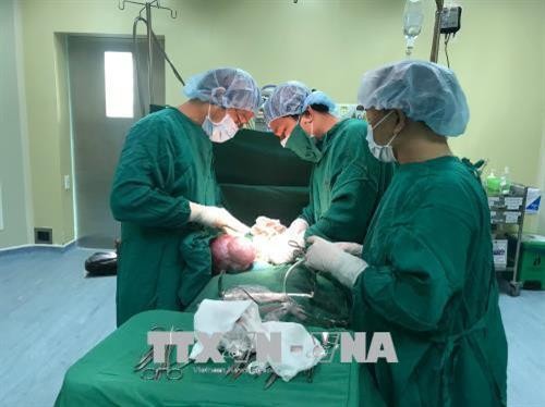 Bệnh viện Đa khoa tỉnh Kon Tum bóc tách thành công khối u buồng trứng nặng gần 4 kg