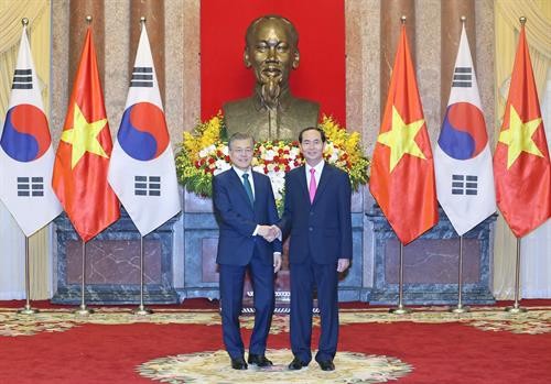越南国家主席陈大光与韩国总统文在寅共同召开记者会