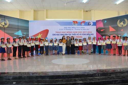 Trao học bổng cho học sinh dân tộc thiểu số và vùng biển đảo tỉnh Sóc Trăng