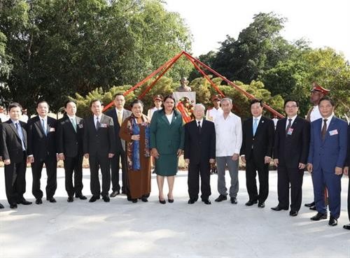 胡志明主席塑像——越南与古巴铁打般友情的象征