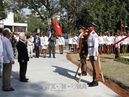 阮富仲前往设在古巴和平公园的胡志明主席塑像献花圈