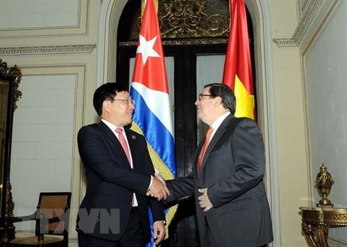 越南政府副总理兼外长范平明与古巴外长罗德里格斯进行会谈