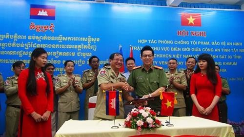 西宁省与柬埔寨边境省份加大打击边境罪犯的合作力度