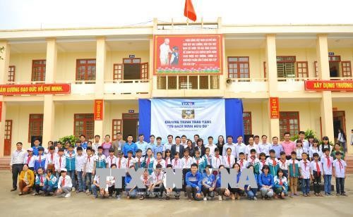 Trao tặng “Tủ sách Đinh Hữu Dư” cho học sinh miền núi Ninh Bình