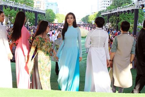 胡志明市3000多名女性参加集体奥戴秀表演