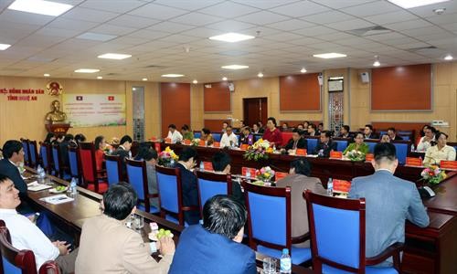 老挝国会民族委员会访问越南乂安省
