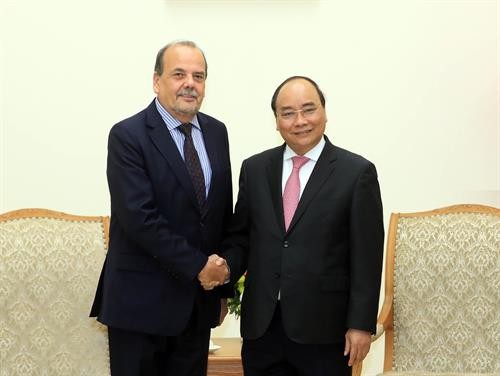 越南政府总理阮春福会见智利驻越大使克劳迪奥·德·内格里
