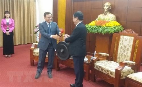 老挝建国阵线中央委员会主席访问越南和平省