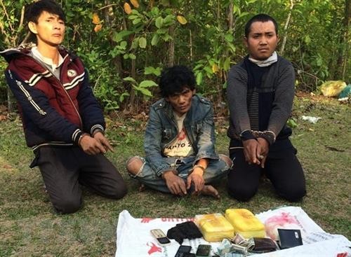 广平省：逮捕非法运输毒品进入越南境内的三名老挝籍疑犯