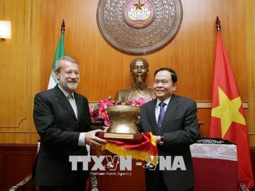 越南祖国阵线中央委员会主席陈清敏会见伊朗伊斯兰共和国议会议长阿里•拉里贾尼