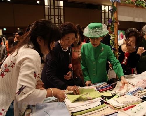 越南参加亚太妇女协会第42次慈善义卖活动