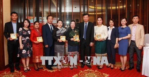 老挝建国阵线中央委员会代表团对广宁省进行访问