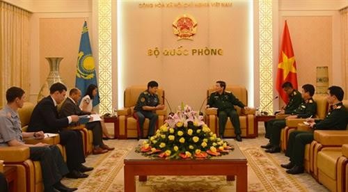 越南国防部部长吴春历大将会见哈萨克斯坦国防部副部长