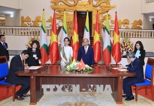 政府总理阮春福与缅甸国务资政兼外长昂山素季举行会谈