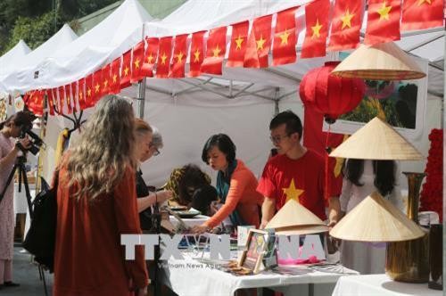 越南驻阿根廷大使馆参加国际慈善义卖活动