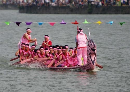 Giỗ Tổ Hùng Vương - Lễ hội Đền Hùng năm Mậu Tuất 2018: Hội thi bơi Chải thu hút đông đảo du khách